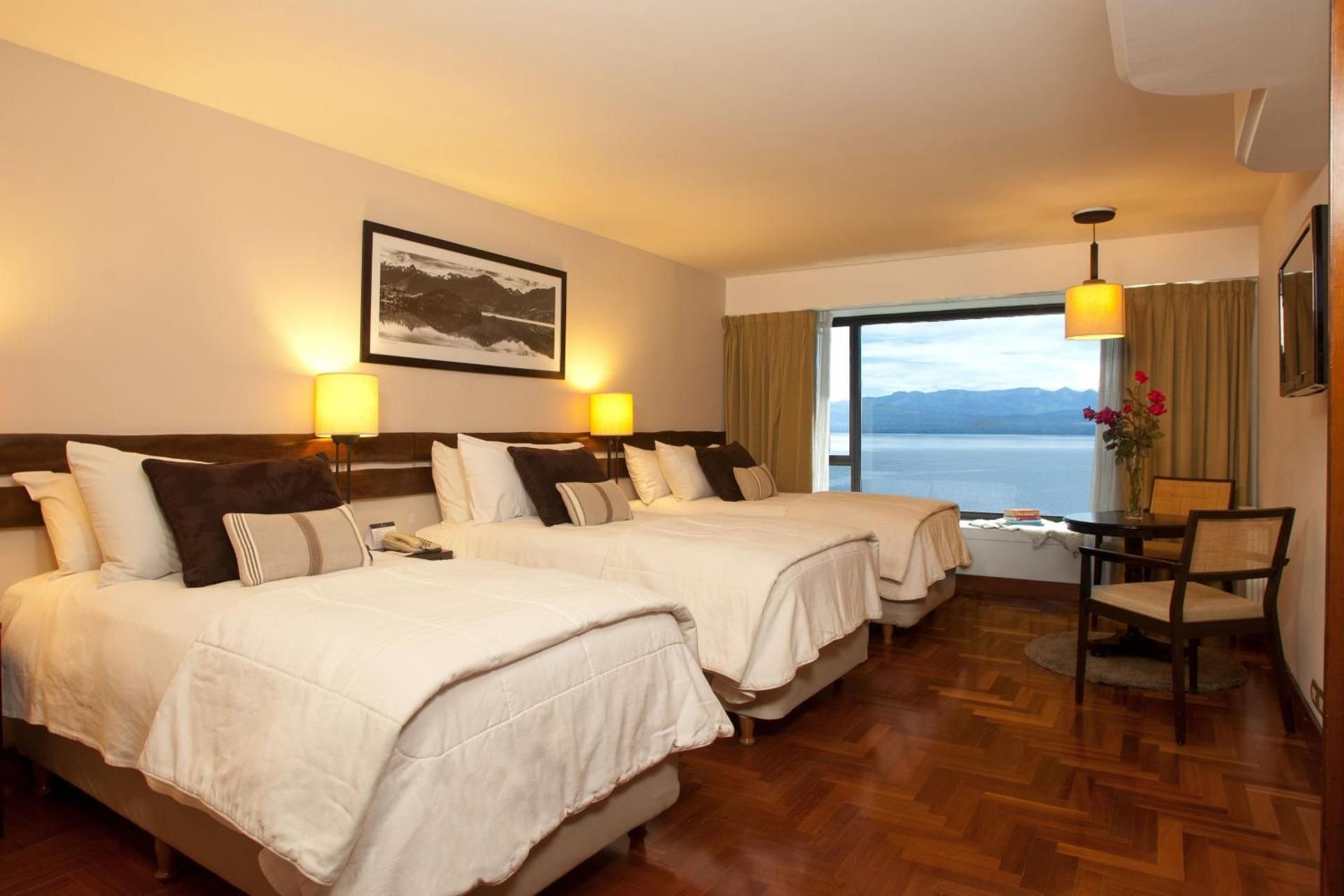 Deluxe Guest room with 3 Twin/Single Bed(s), Lake view