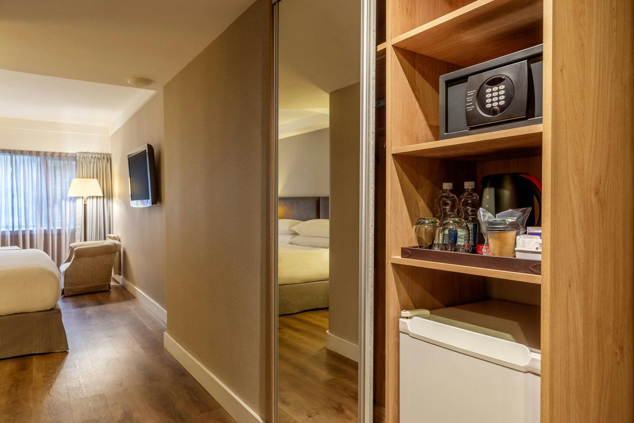 Deluxe Guest room, 2 Twin, Lake view, Pool access