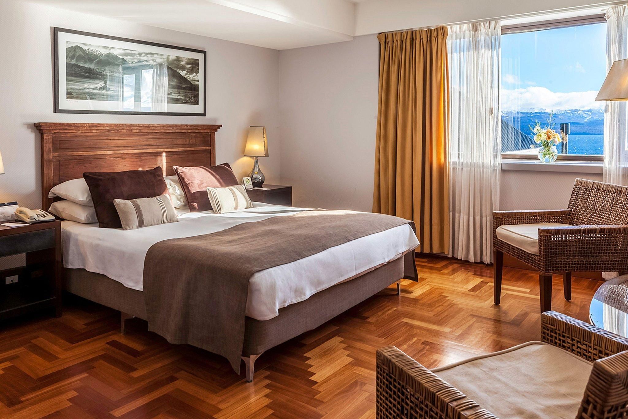 2 Bedroom Apartment, Bedroom 1: 1 King, Bedroom 2: 2 Twin, Lake view, Pool access