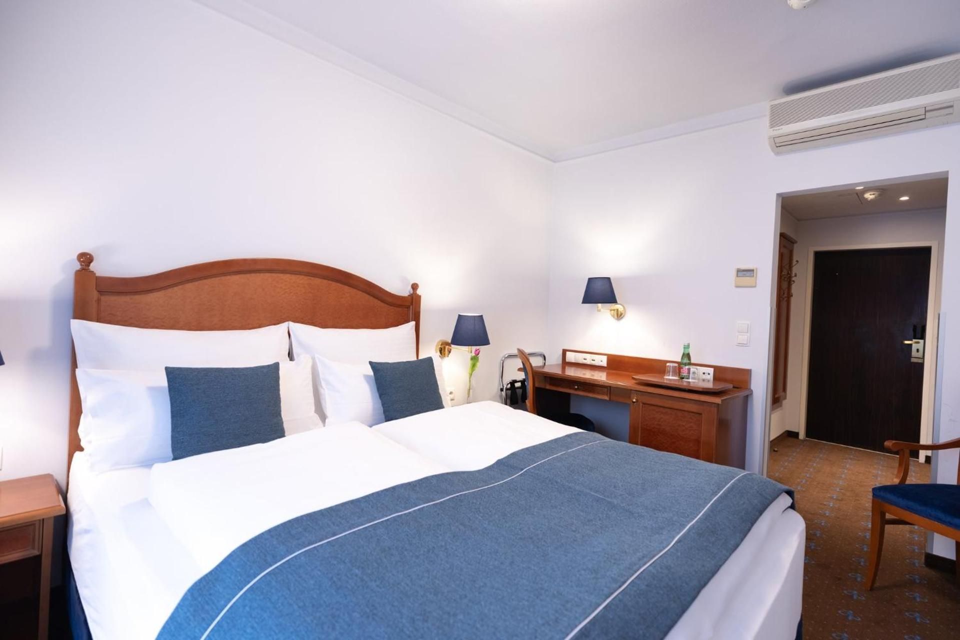 Standard King Room with Vienna City View