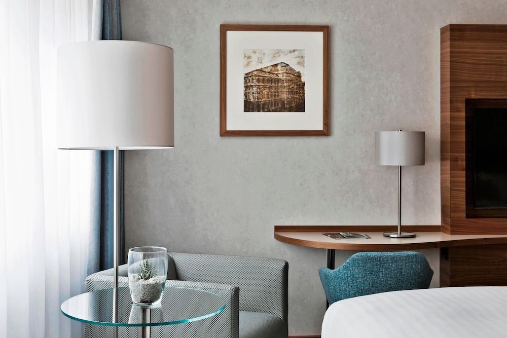 Vienna Marriott Hotel Deluxe Room, 1 King Bed 7