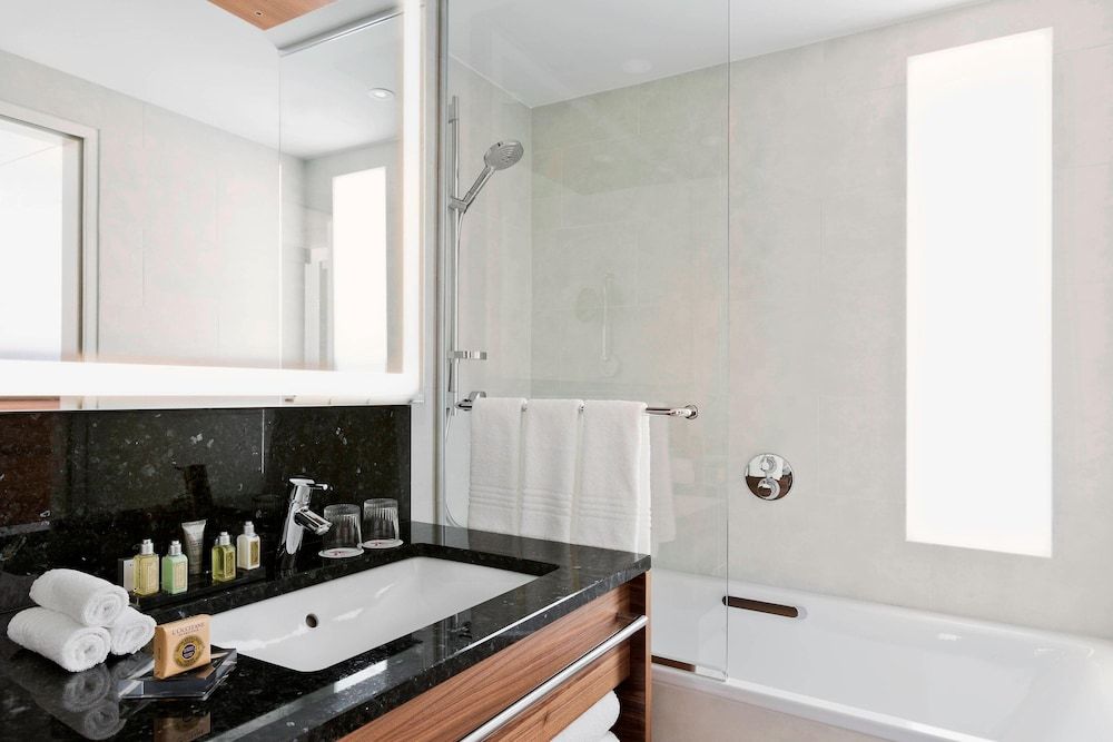 Vienna Marriott Hotel Deluxe Room, 1 King Bed 3