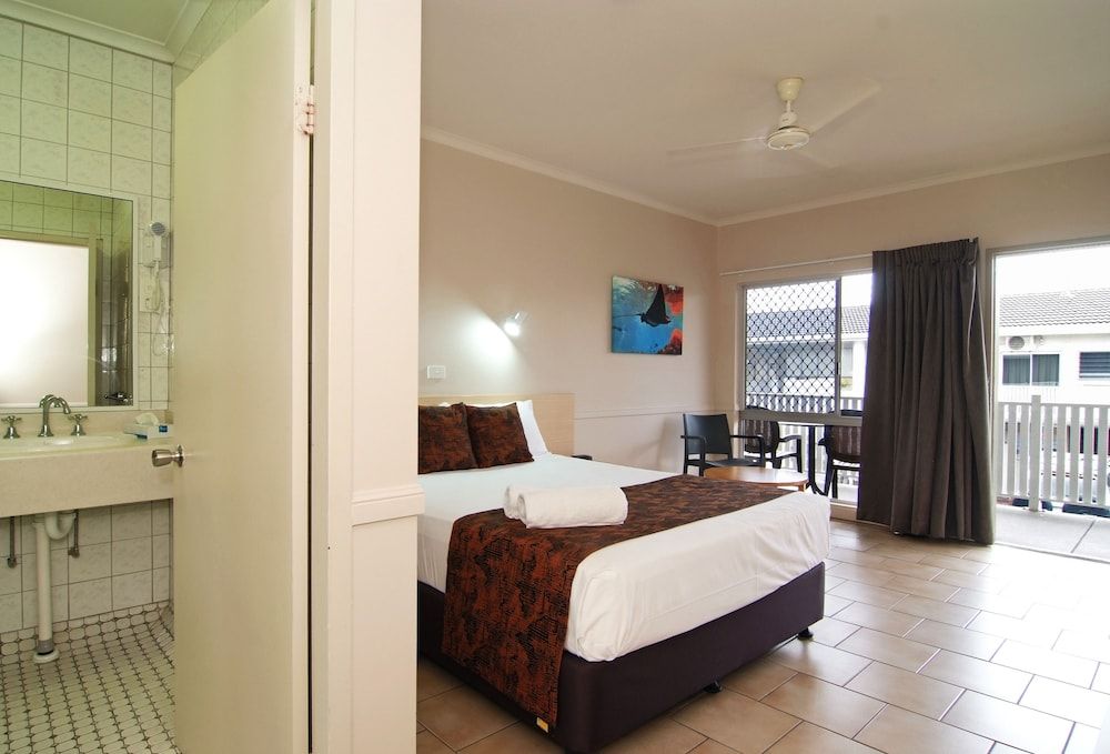 Comfort Inn Cairns City Standard Room, 1 Queen Bed 2