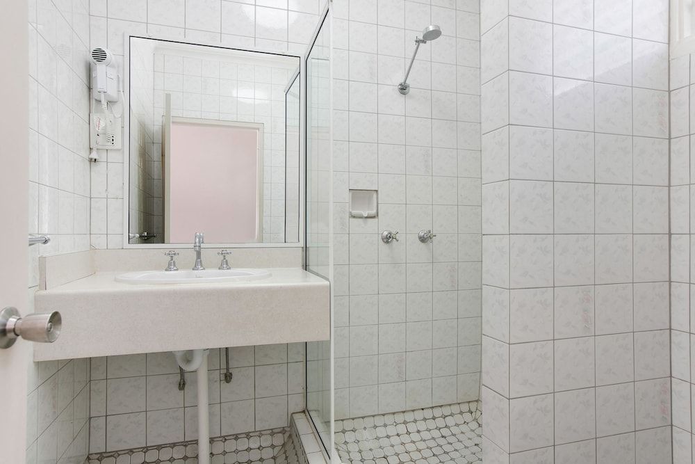 Comfort Inn Cairns City Standard Room, 1 Queen Bed 5