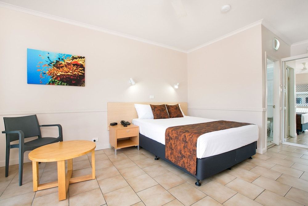 Comfort Inn Cairns City Standard Room, 1 Queen Bed 3