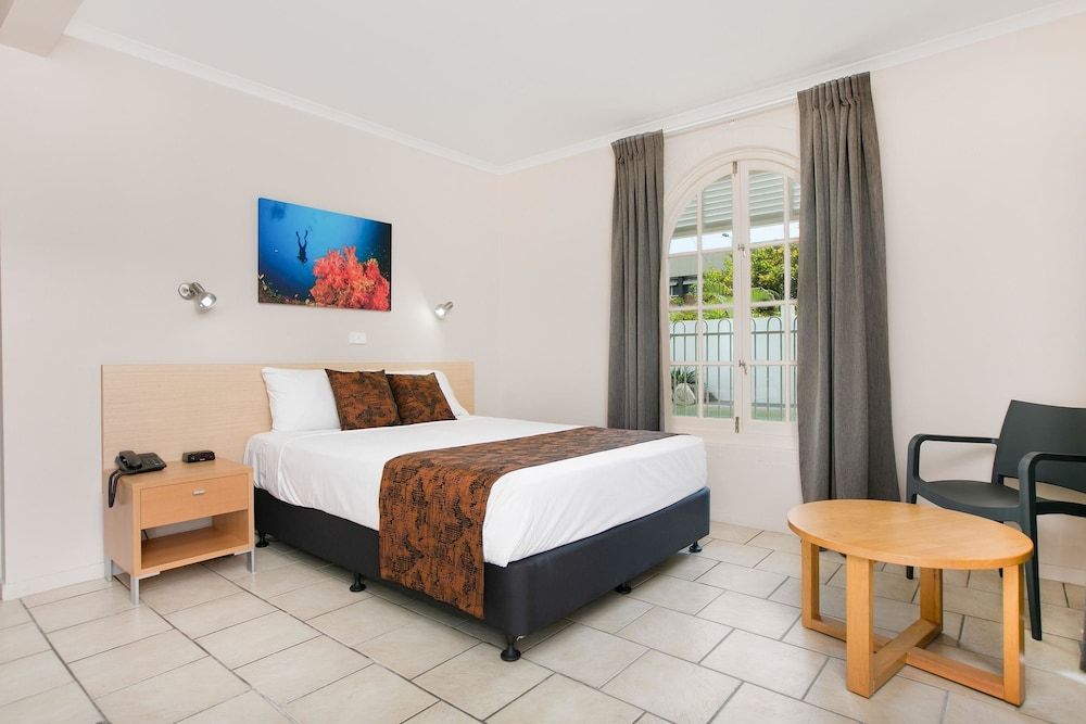 Comfort Inn Cairns City Standard Room, 1 Queen Bed 4