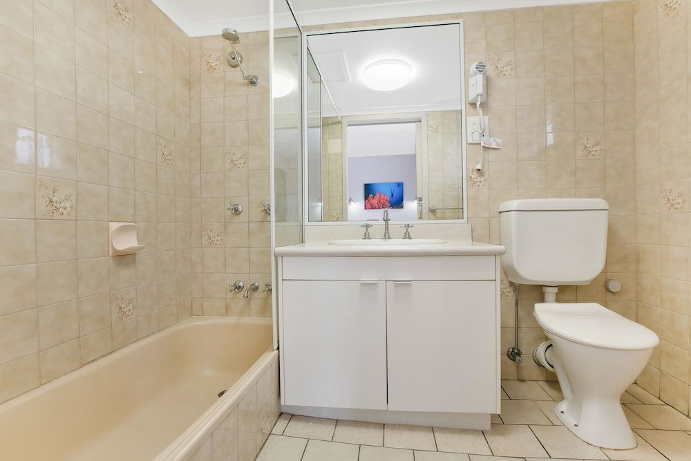 Comfort Inn Cairns City Standard Room, 1 Queen Bed 6