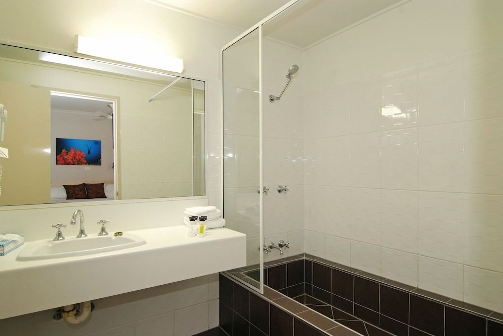 Comfort Inn Cairns City Standard Room, 1 Queen Bed 7