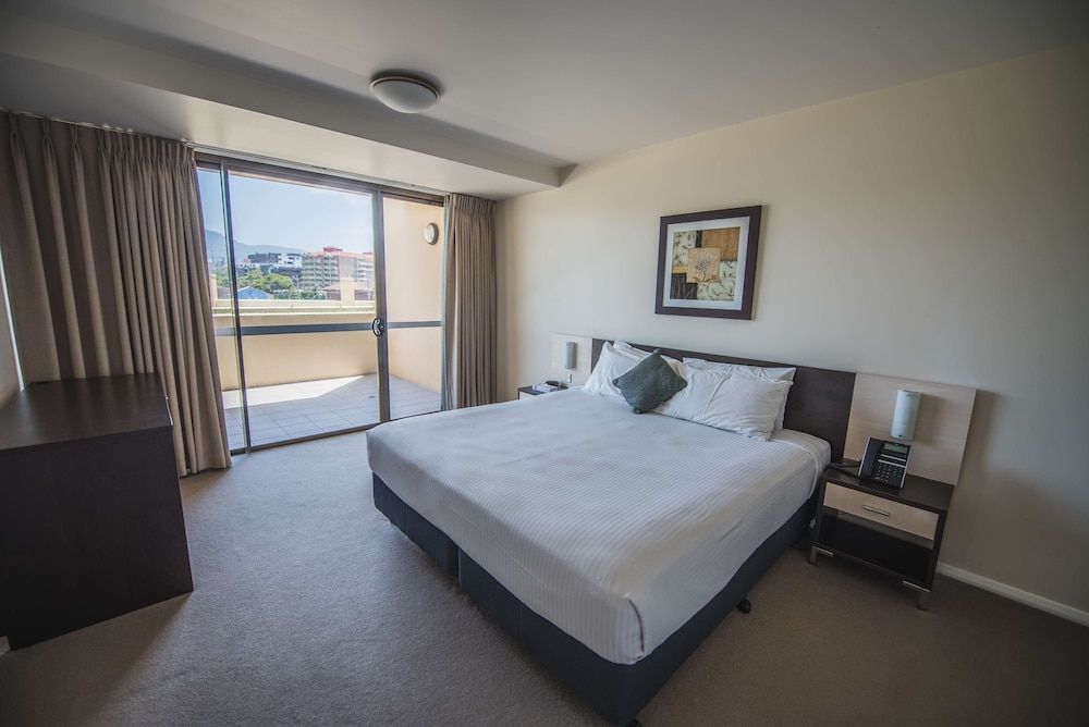 Suite, 1 Queen Bed, Balcony, Mountain View