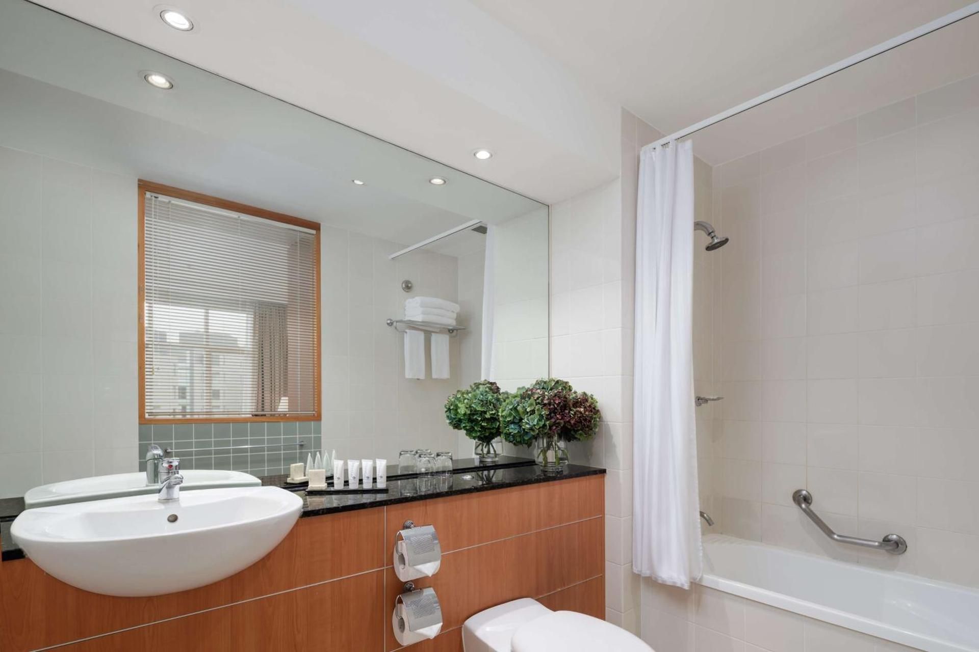 Rydges Newcastle Harbour Side King Spa Suite