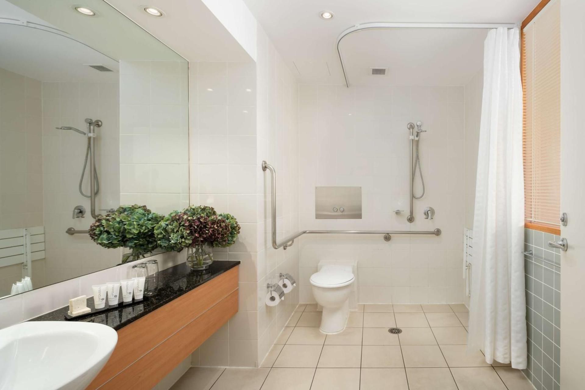 Rydges Newcastle King Room with Harbor View - Disability Access 2