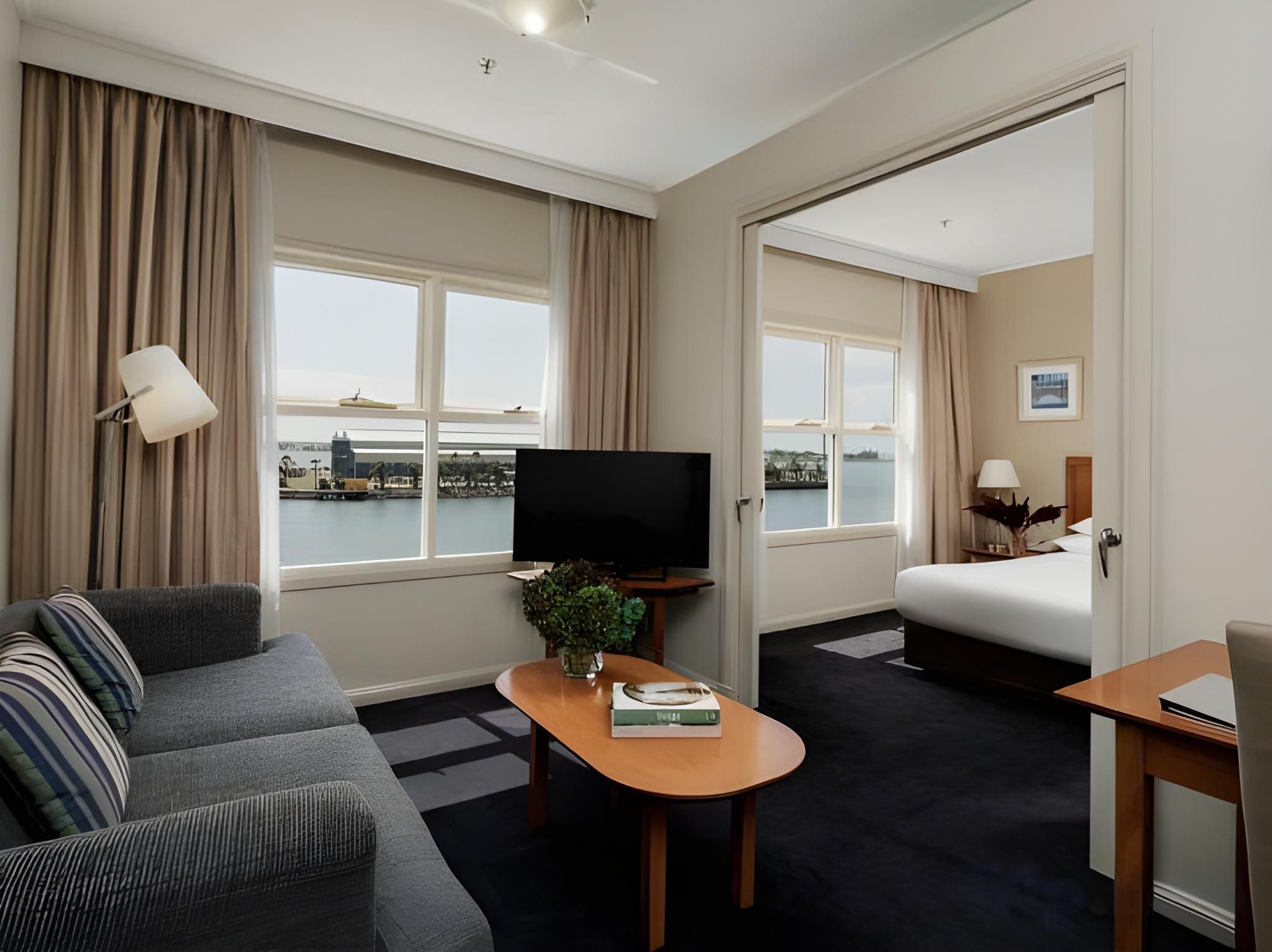 KING HARBOURSIDE SUITE