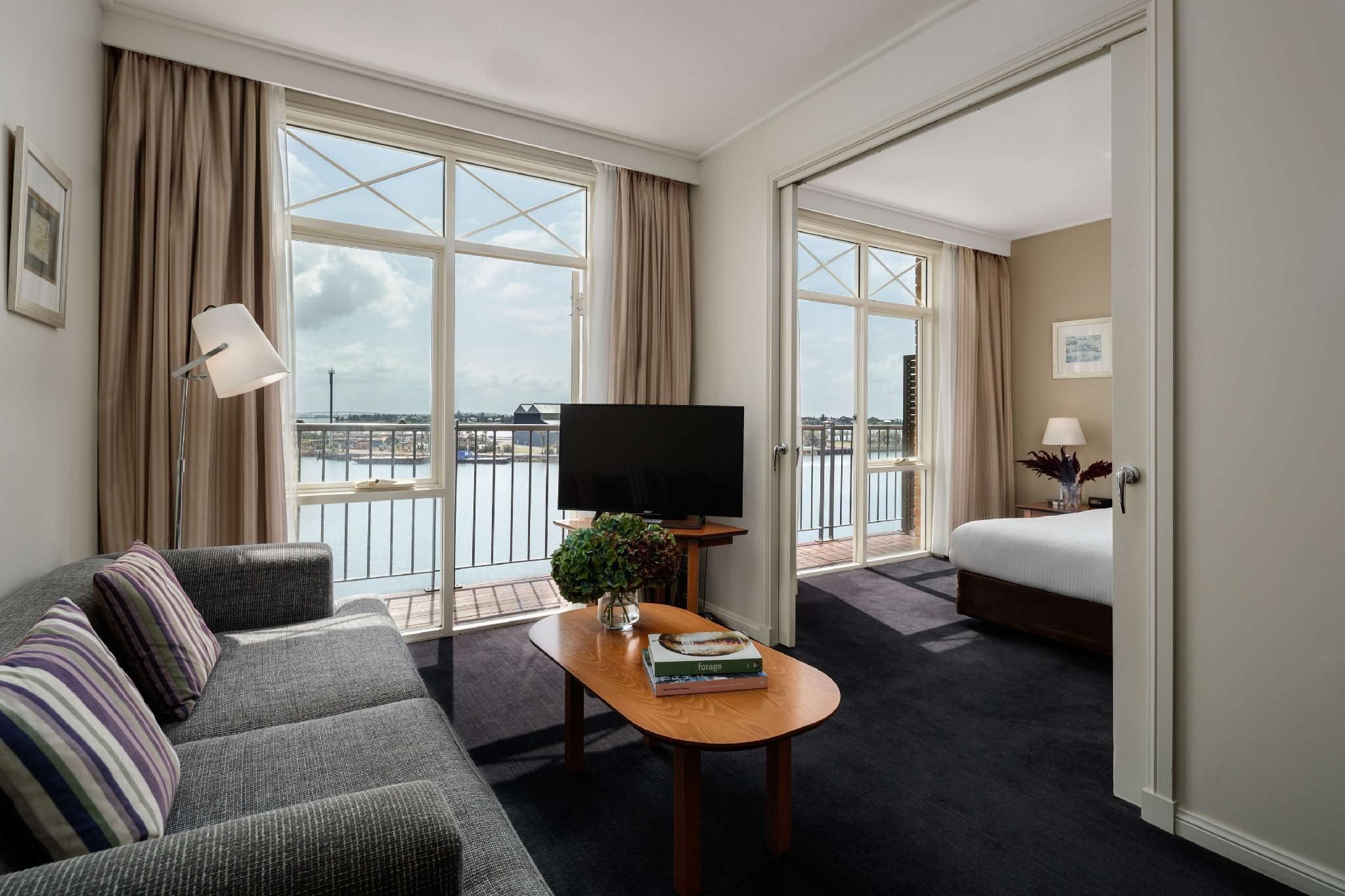 Rydges Newcastle Harbour Side King Spa Suite 2