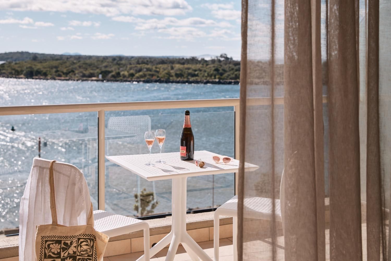 Rydges Port Macquarie Deluxe King Room 2