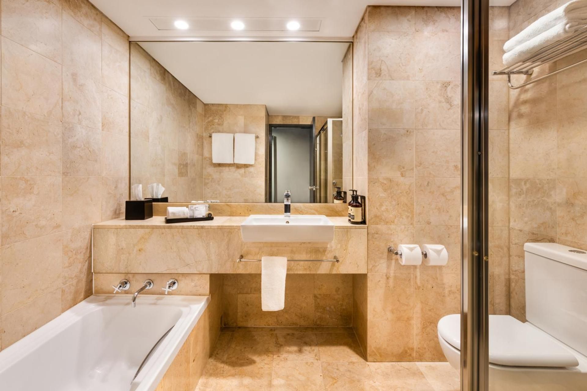 Darling Harbor King Room - Park & Stay