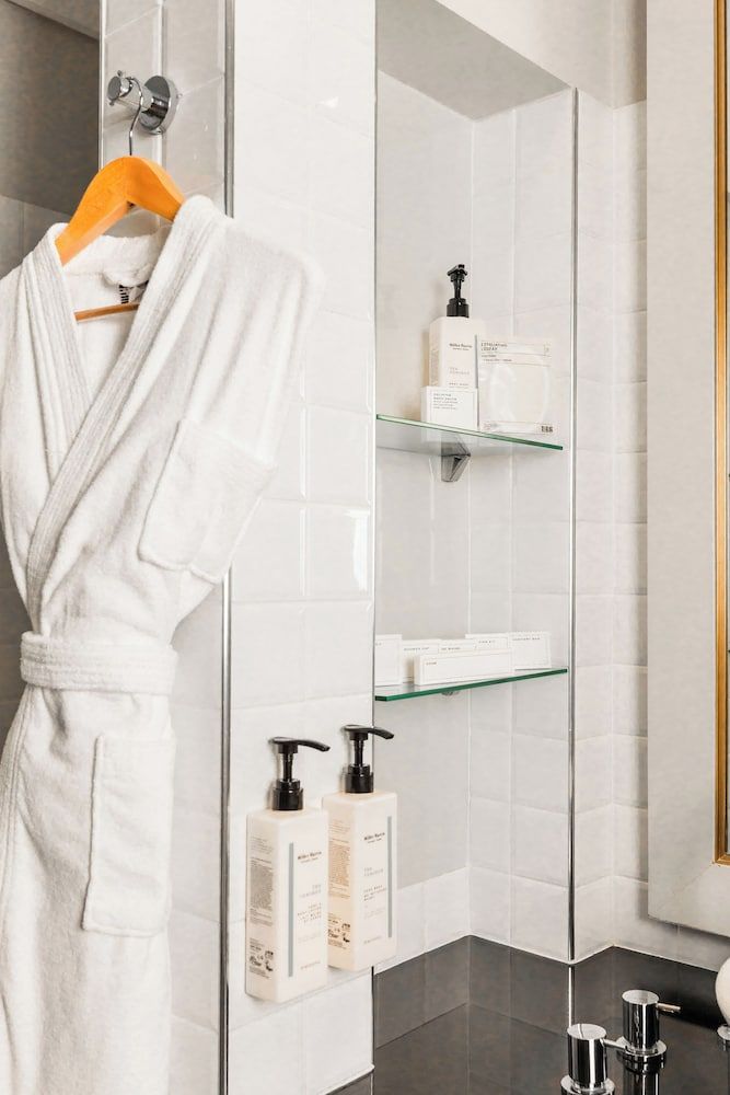 Paradox Sydney Premier Room Queen Atrium View 4