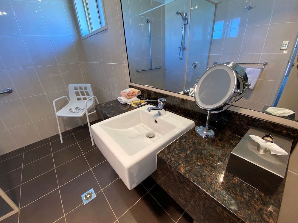 Best Western Plus All Settlers Motor Inn Deluxe Room, Multiple Beds, Non Smoking, Microwave 4