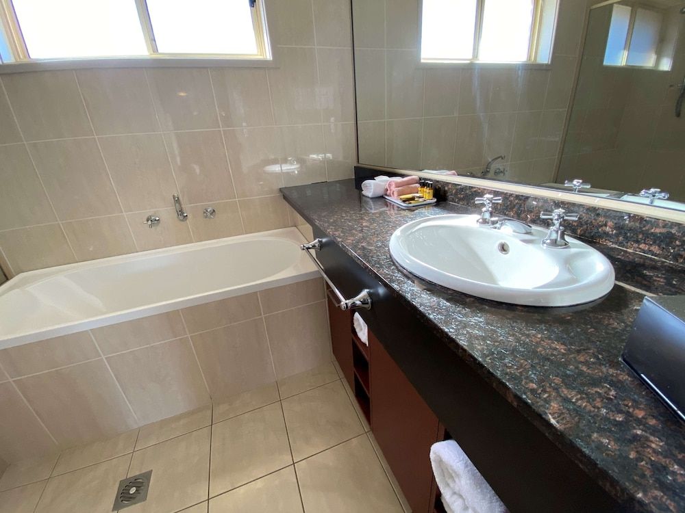 Best Western Plus All Settlers Motor Inn Deluxe Room, Multiple Beds, Non Smoking, Microwave (with Sofabed) 5