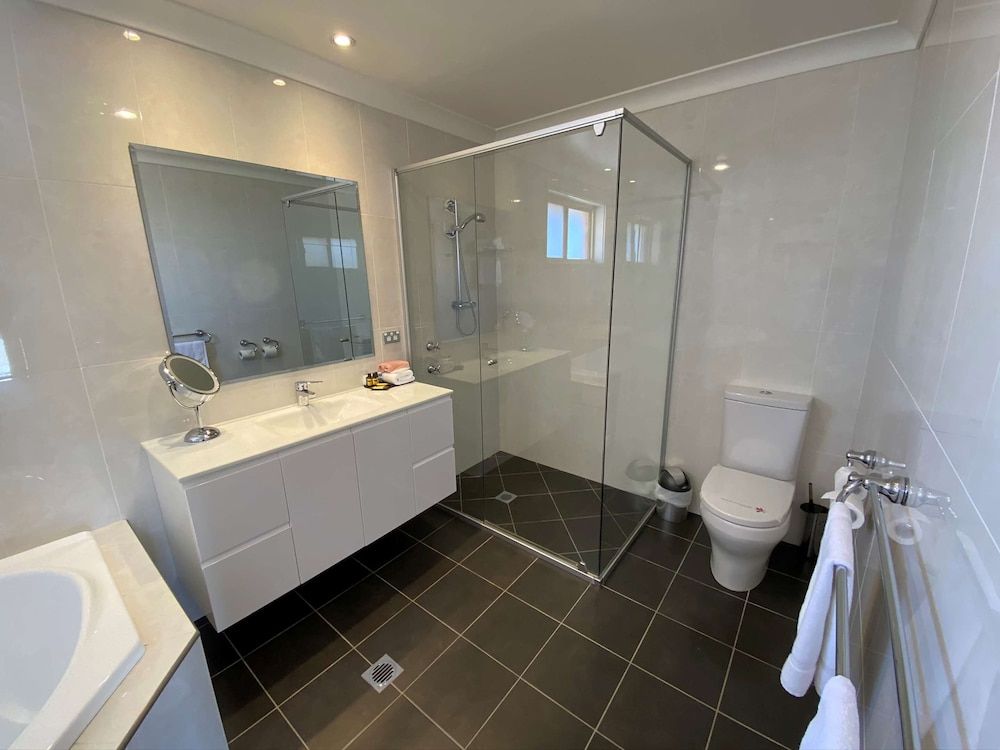 Best Western Plus All Settlers Motor Inn Superior Room, Multiple Beds, Non Smoking, Microwave 7