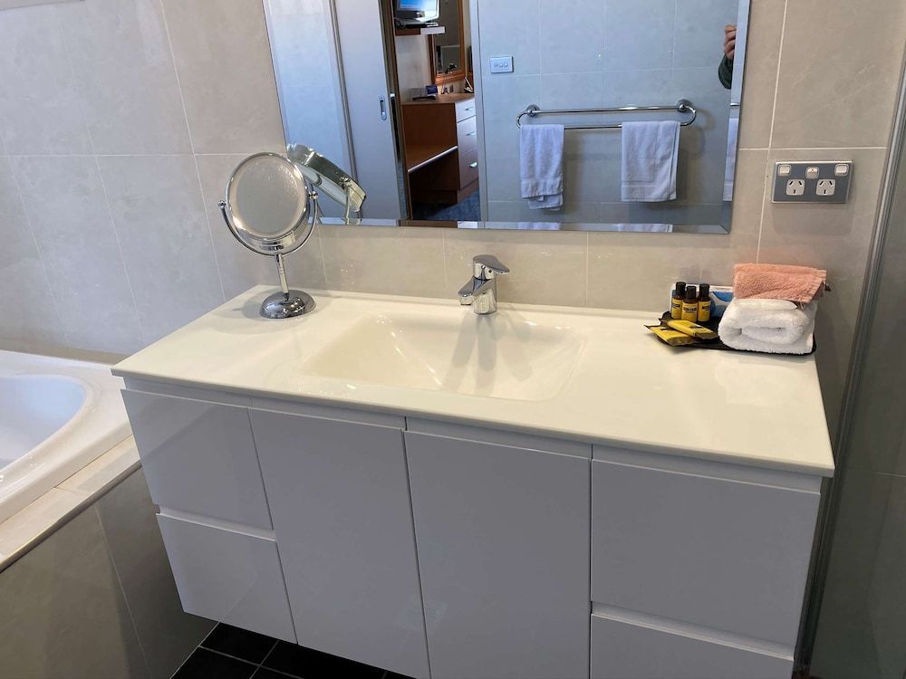 Best Western Plus All Settlers Motor Inn Superior Room, Multiple Beds, Non Smoking, Microwave 8