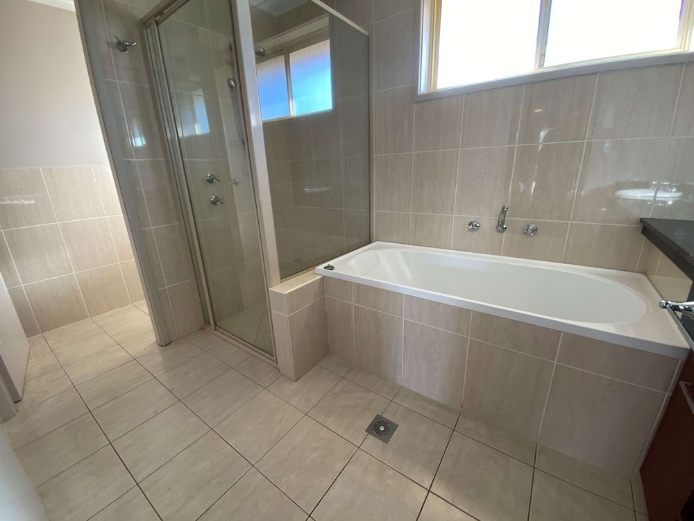 Best Western Plus All Settlers Motor Inn Deluxe Room, Multiple Beds, Non Smoking, Microwave (with Sofabed) 6