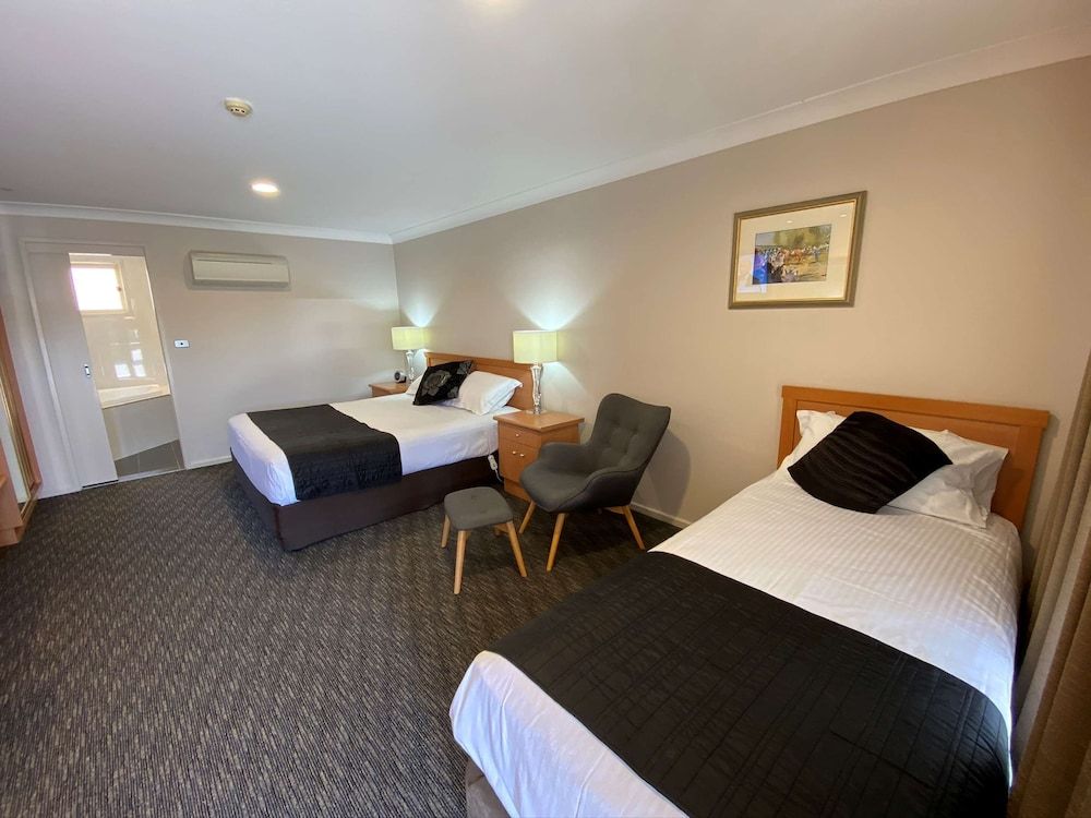 Best Western Plus All Settlers Motor Inn Superior Room, Multiple Beds, Non Smoking, Microwave 3