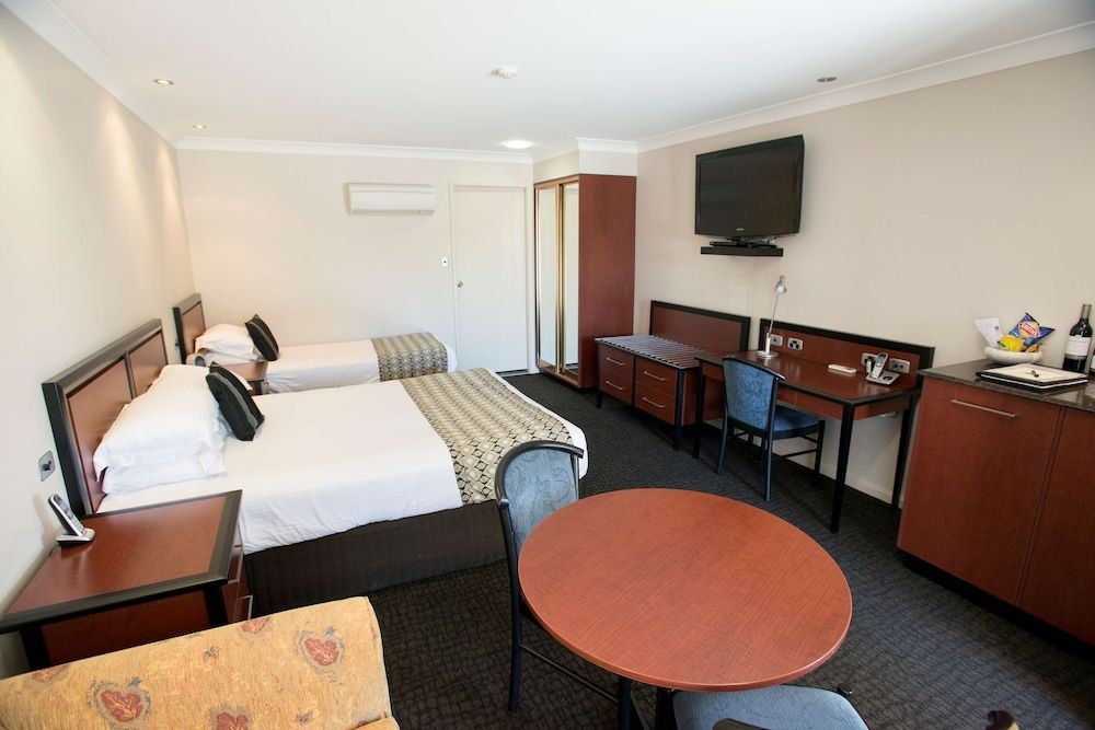Best Western Plus All Settlers Motor Inn Deluxe Room, Multiple Beds, Non Smoking, Microwave (with Sofabed) 2