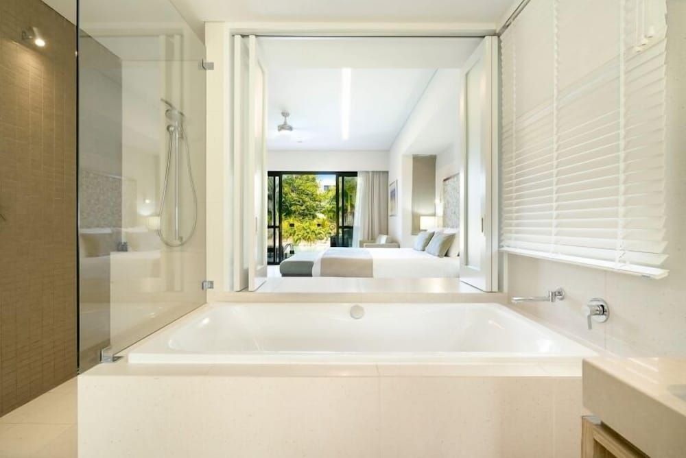 Mindil Beach Casino Resort Superior Room, 1 King Bed (Resort Lagoon) 3