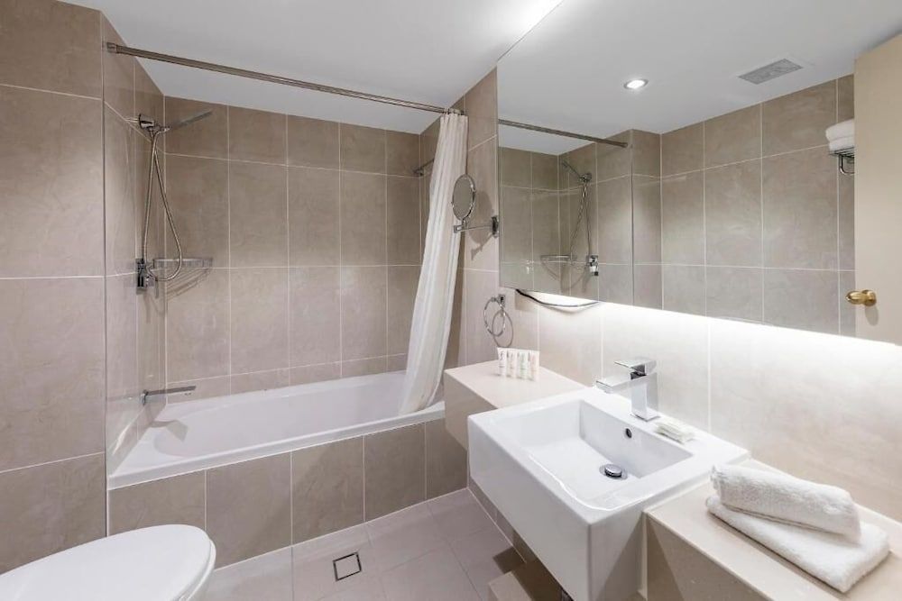 Hotel Diana Woolloongabba Deluxe Room, 1 Queen and 1 Single 3