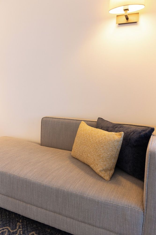 Hotel Grand Chancellor Brisbane Deluxe King Room 9