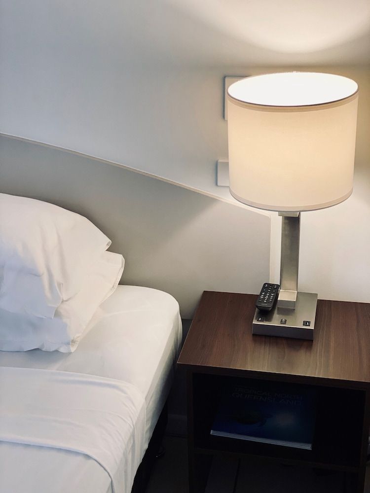 Hides Hotel Cairns King Room Plus 6