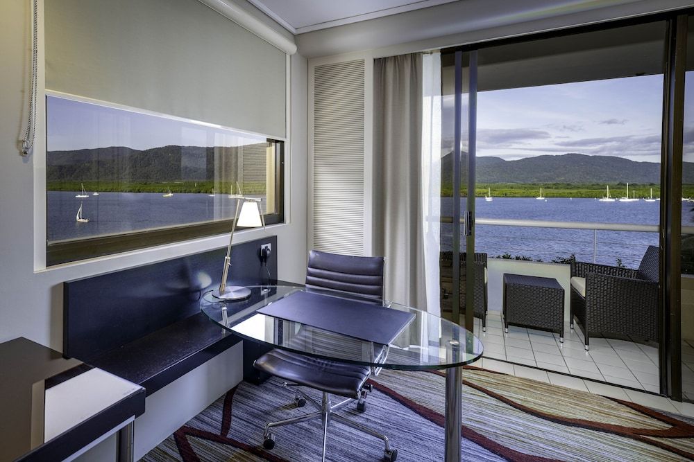 Hilton Cairns Double Room, Corner 11