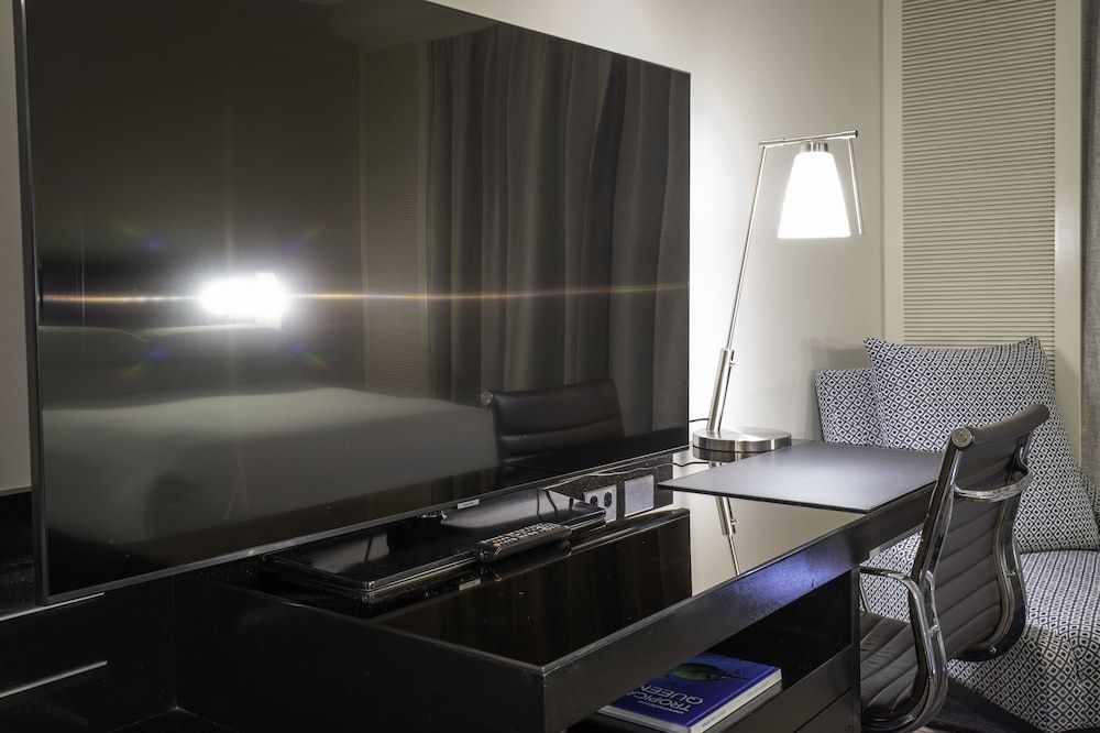 Hilton Cairns King Hilton Guest Room 9