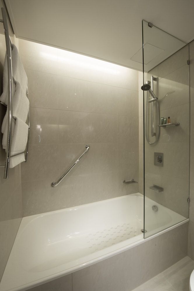 Hilton Cairns Double Room, Corner 9