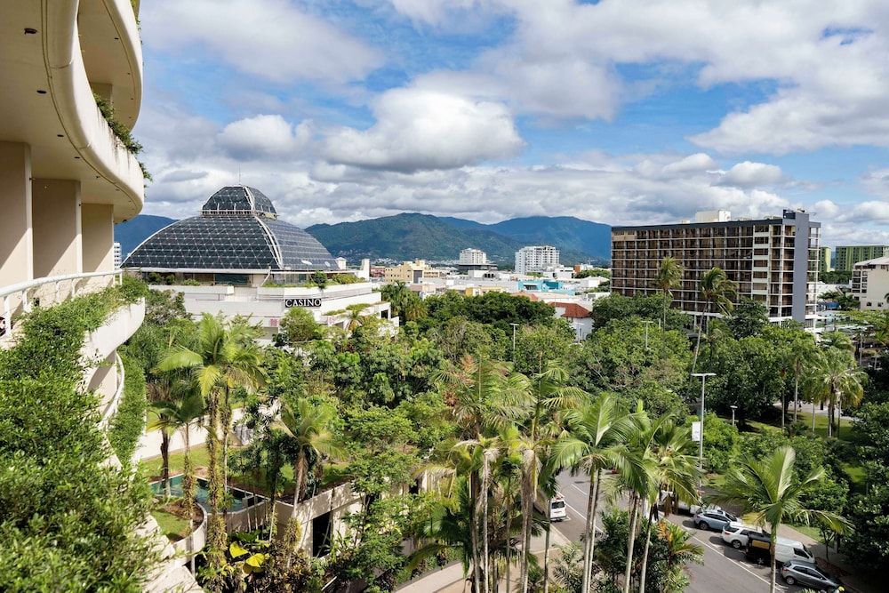 Hilton Cairns Double Room, Corner 8