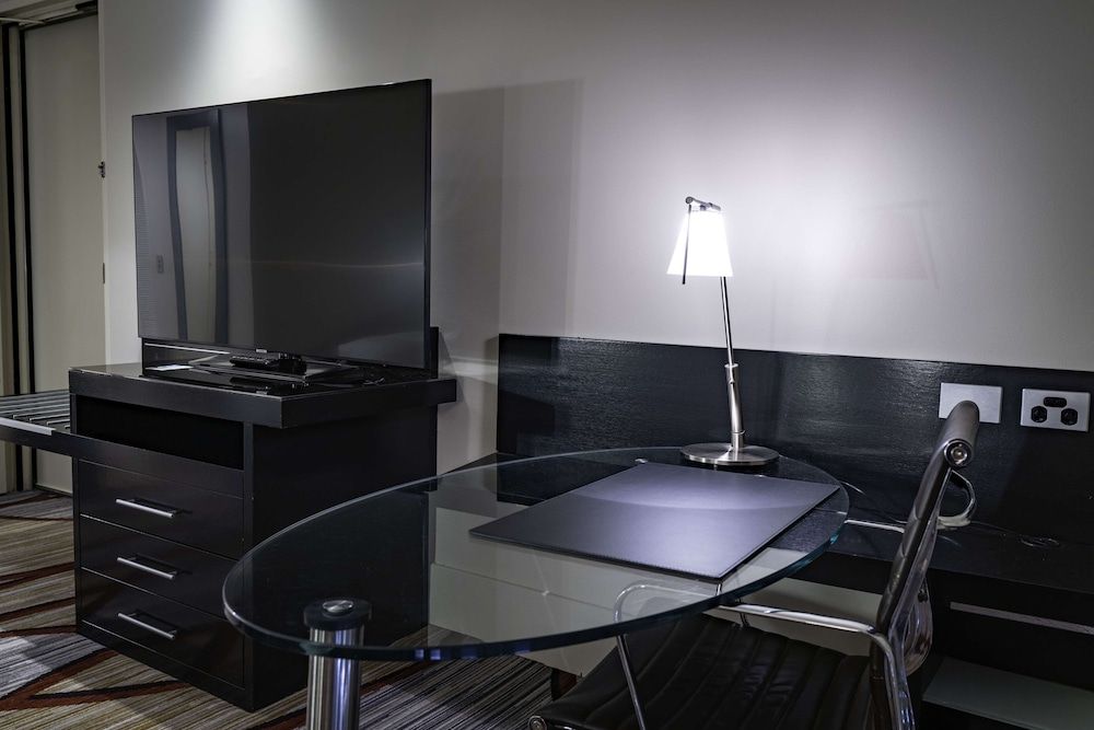 Hilton Cairns Double Room, Corner 10