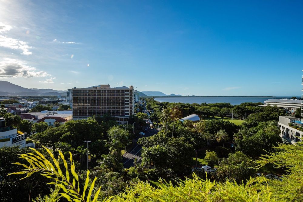 Hilton Cairns Double Room, Corner 7