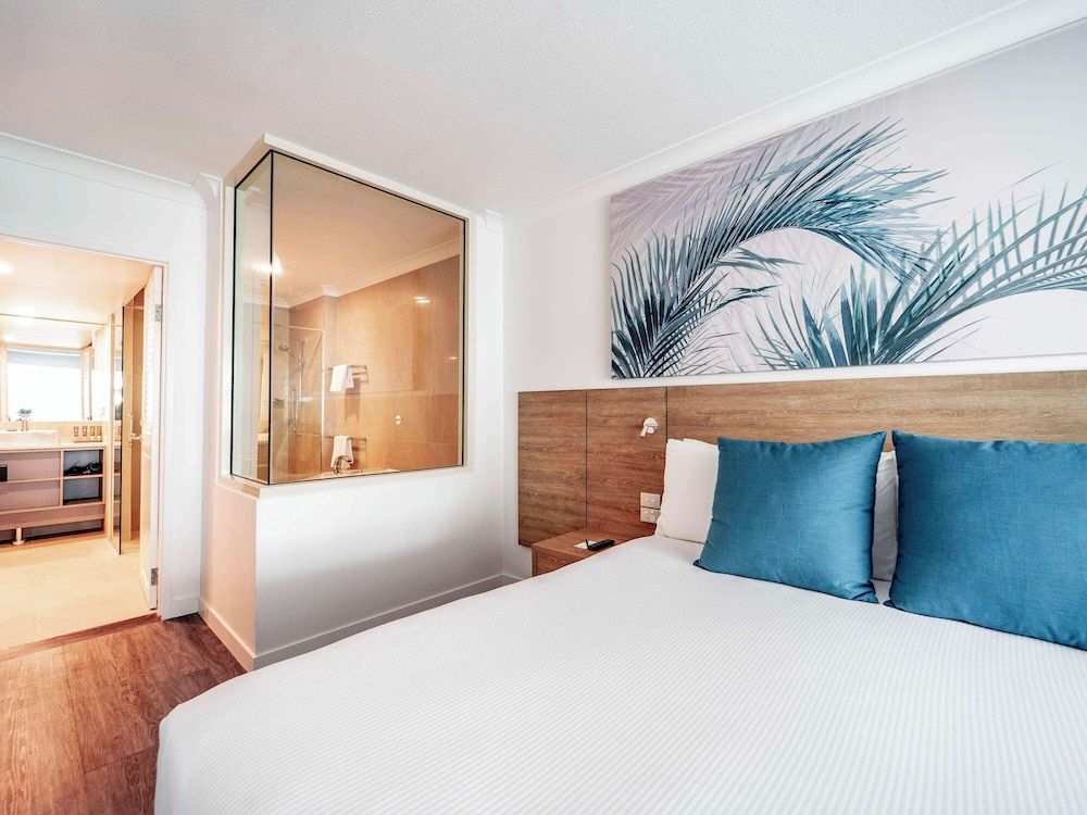 Novotel Cairns Oasis Resort Deluxe Room, 1 King Bed, Pool View 3