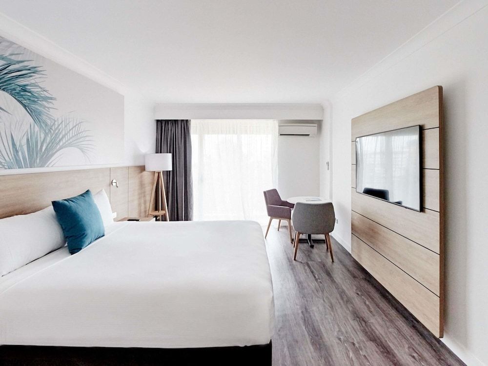 Deluxe Room, 1 King Bed, Pool View