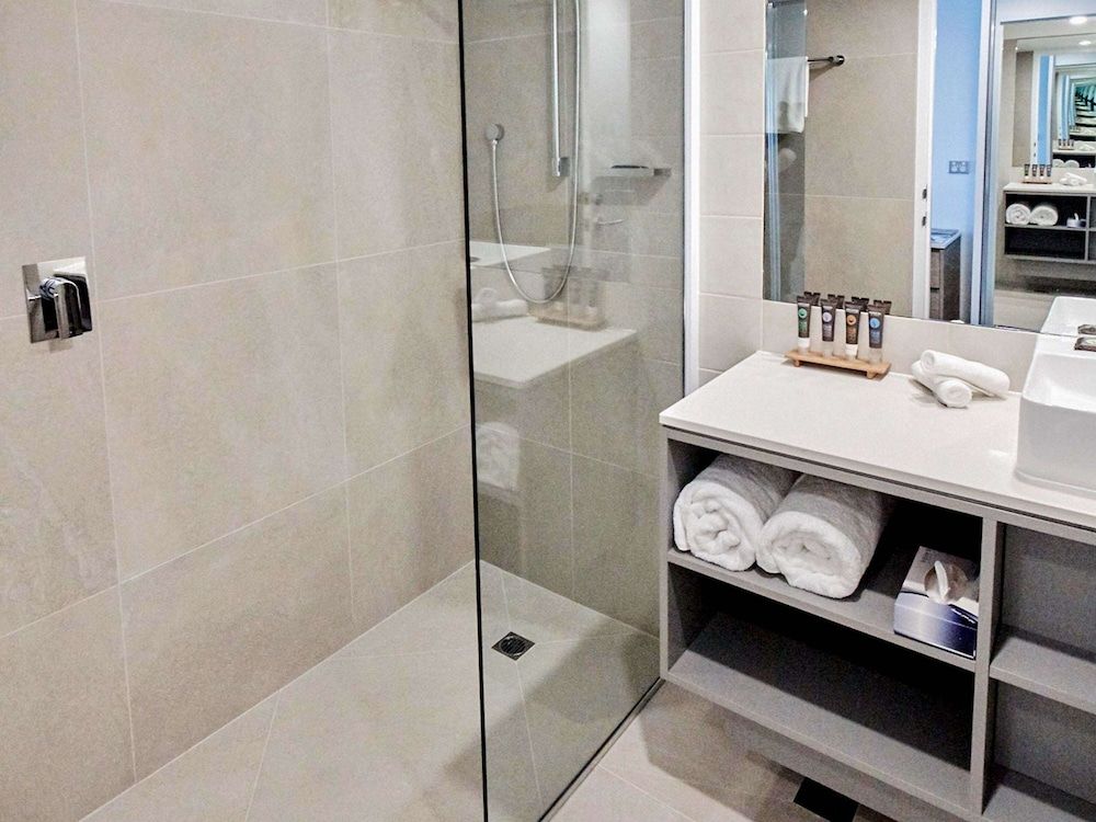 Novotel Cairns Oasis Resort Deluxe Room, 1 King Bed, Pool View 6