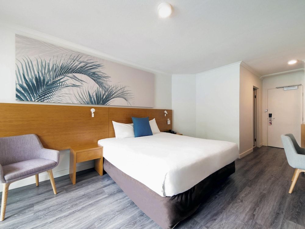 Standard Room, 1 King Bed, Pool View