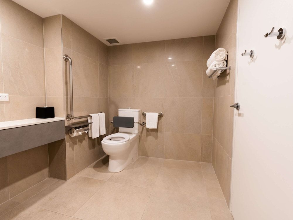 Novotel Cairns Oasis Resort Deluxe Room, 1 King Bed, Pool View 5