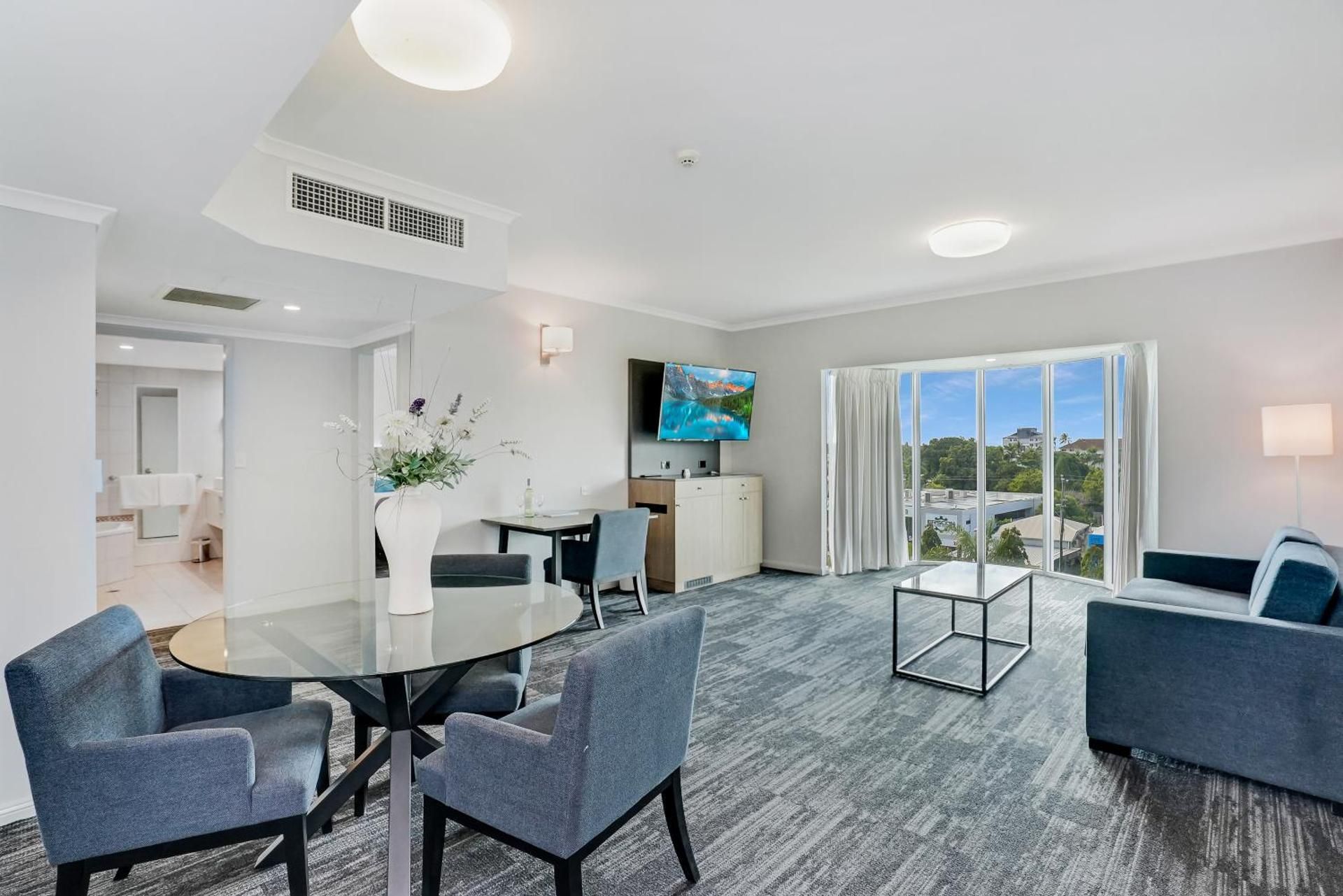 Cairns Sheridan Hotel Queen Suite 3