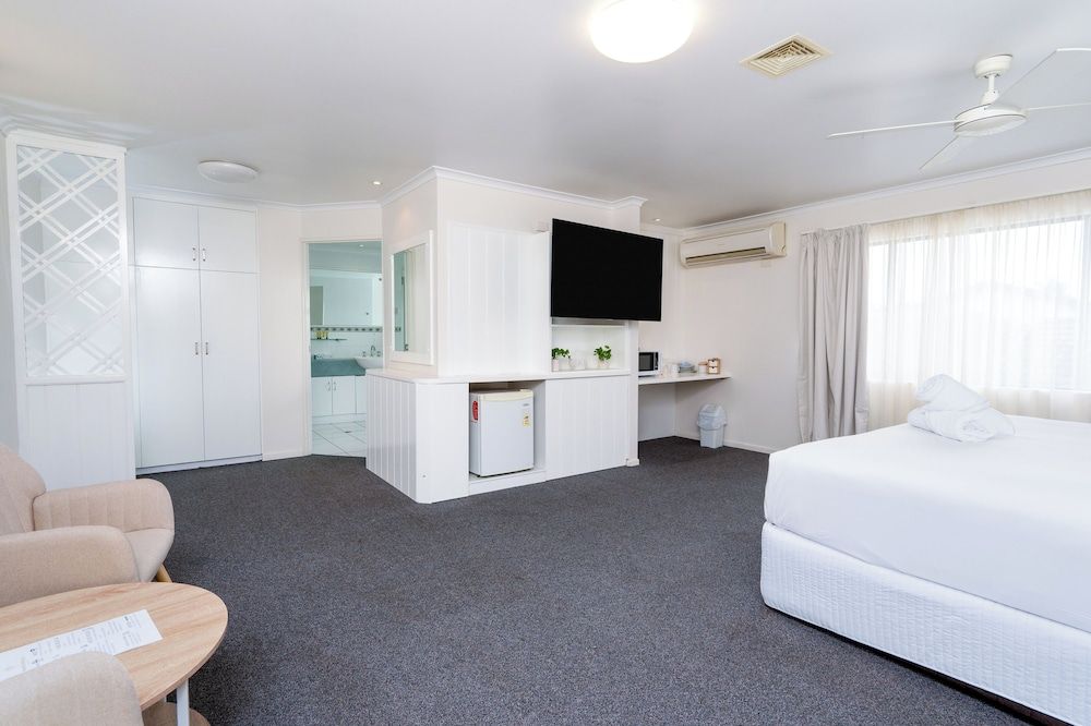 The Marco Polo Deluxe Spa Room 5