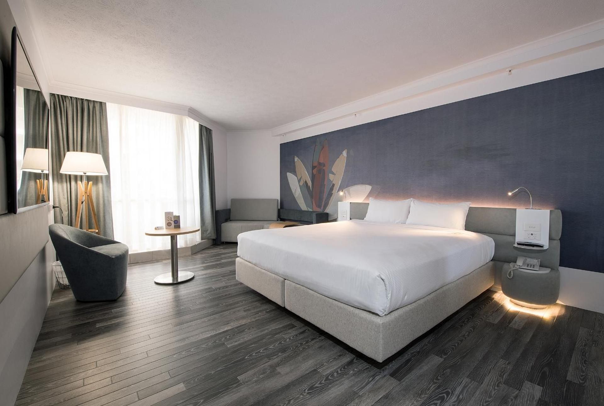 Deluxe Family Room with 1 King Bed and 2 Single Beds