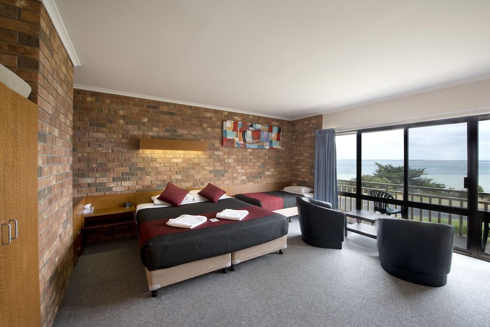 Kangaroo Island Seaside Inn Superior Room, 1 king and 2 single beds 3