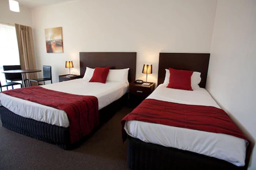 Superior Room (Queen Bed & Two Single Bed)