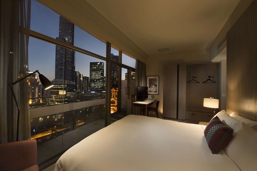 Room, 1 King Bed, Balcony, River View (Skyline)