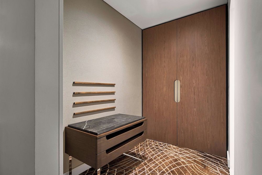 Melbourne Marriott Hotel Premier Room, 1 Queen Bed 7