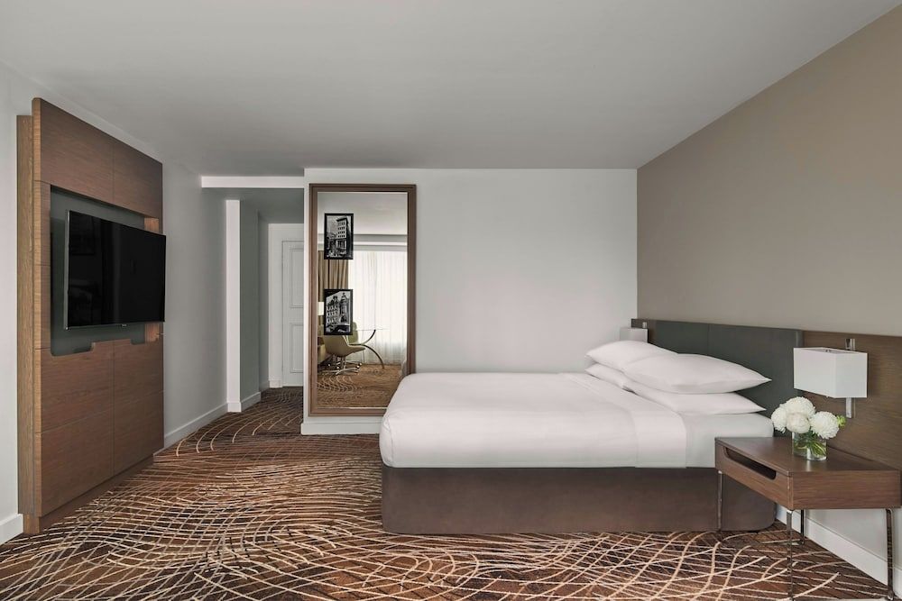 Melbourne Marriott Hotel Premier Room, 1 Queen Bed 3